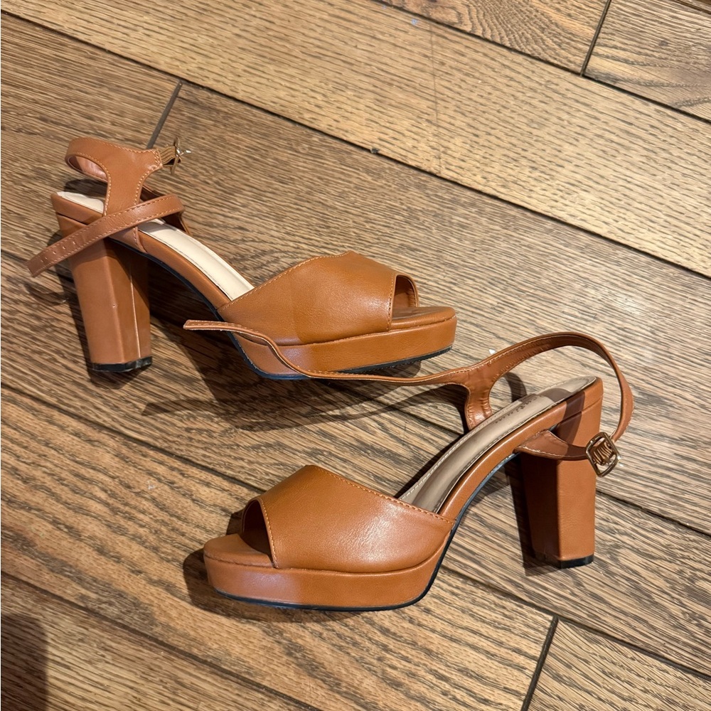 Elegant Tan Heeled Sandals